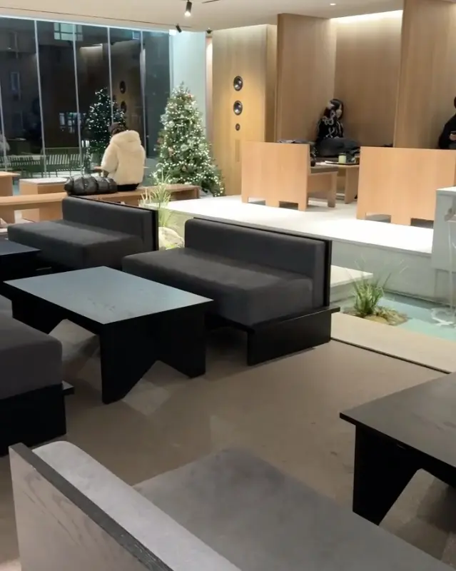 넓은 테이블 간 간격과 편안한 좌석