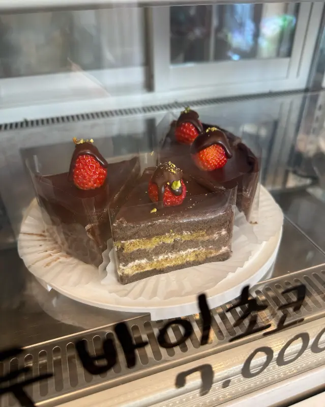 쇼케이스 안의 두바이 초코 케이크