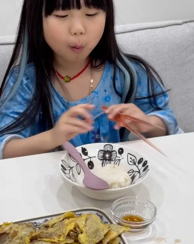 전을 먹고 있는 아이의 모습