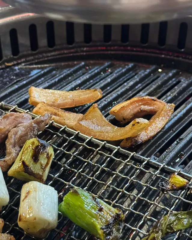 불판 위에서 노릇노릇 익어가는 덜미살