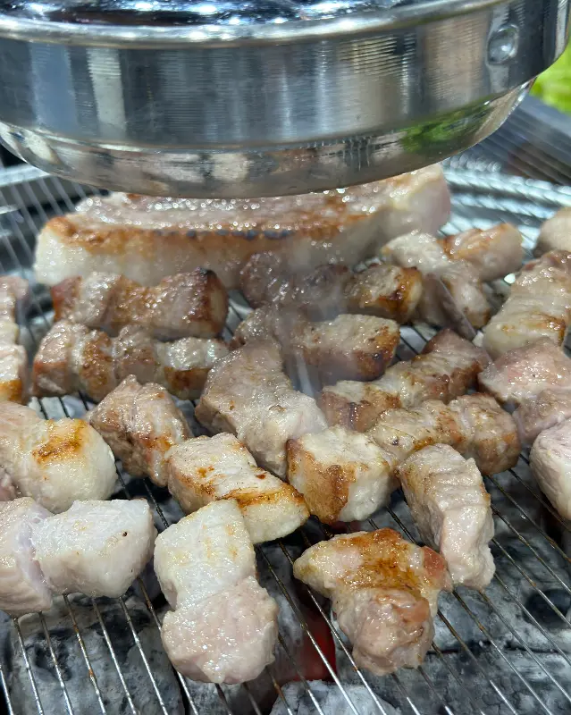 숯불에 구워지는 돼지고기