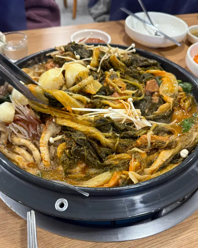 감자탕 속 우거지와 버섯