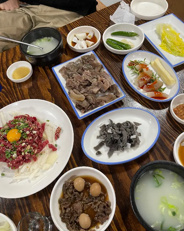 테이블 가득 차려진 밑반찬들의 모습