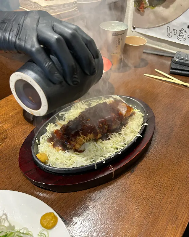 미소철판카츠에 소스를 부어주는 모습