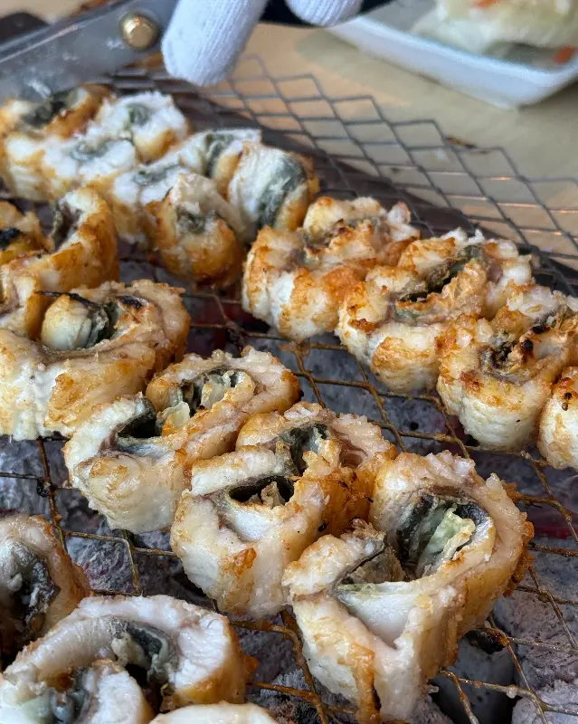 먹기 좋게 잘라진 장어구이