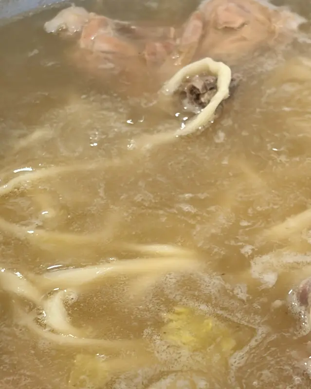 진한 육수를 머금은 칼국수