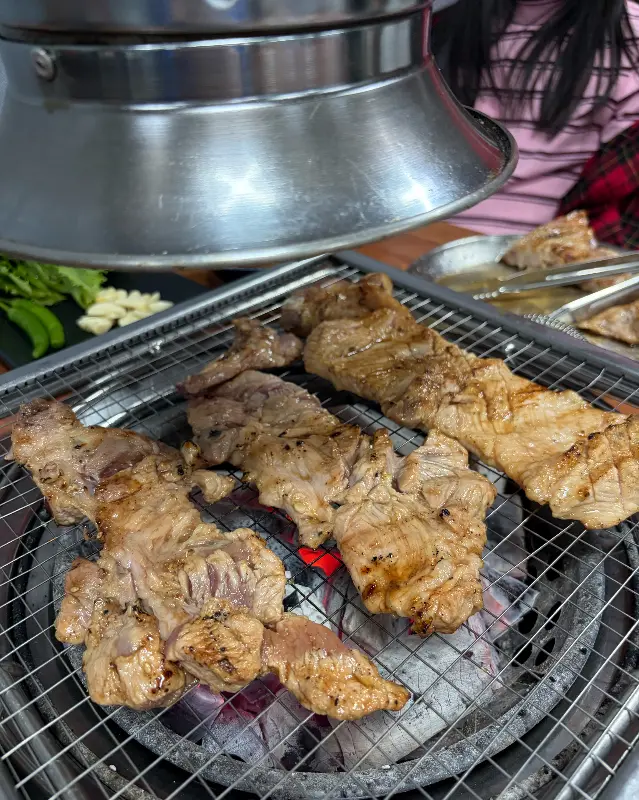 숯불 향이 가득한 돼지갈비