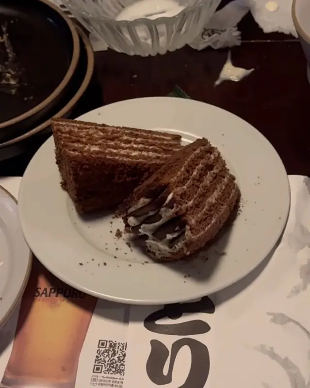 디저트로 제공되는 케이크 사진