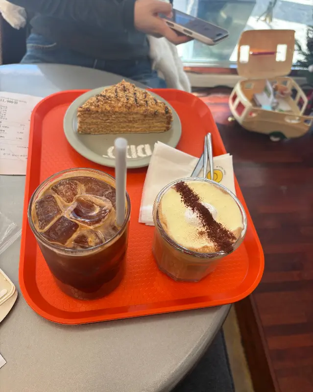 비주얼 폭발하는 딸기치즈크림라떼와 디저트