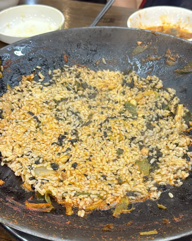 볶음밥이 완성된 모습