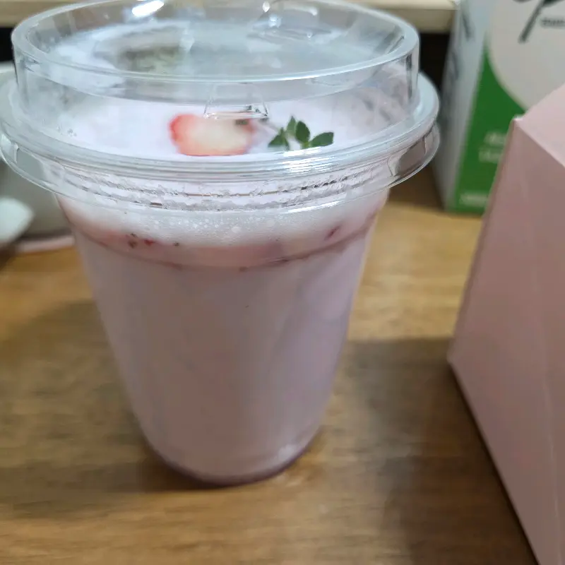 생딸기라떼 비주얼