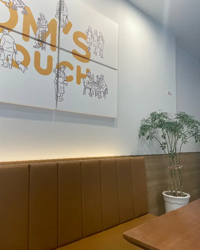 맘스터치 내부 인테리어