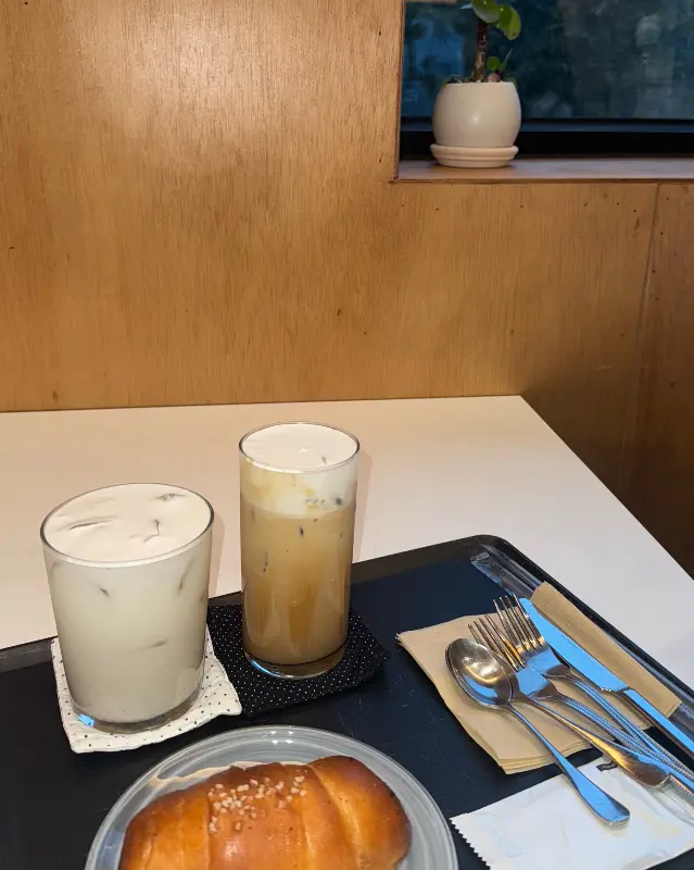 아름다운 그림이 걸린 벽면