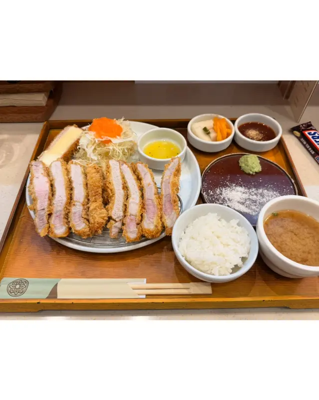 푸짐한 심카츠 한 상 차림