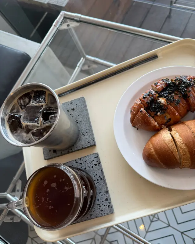 아이스 아메리카노와 빵