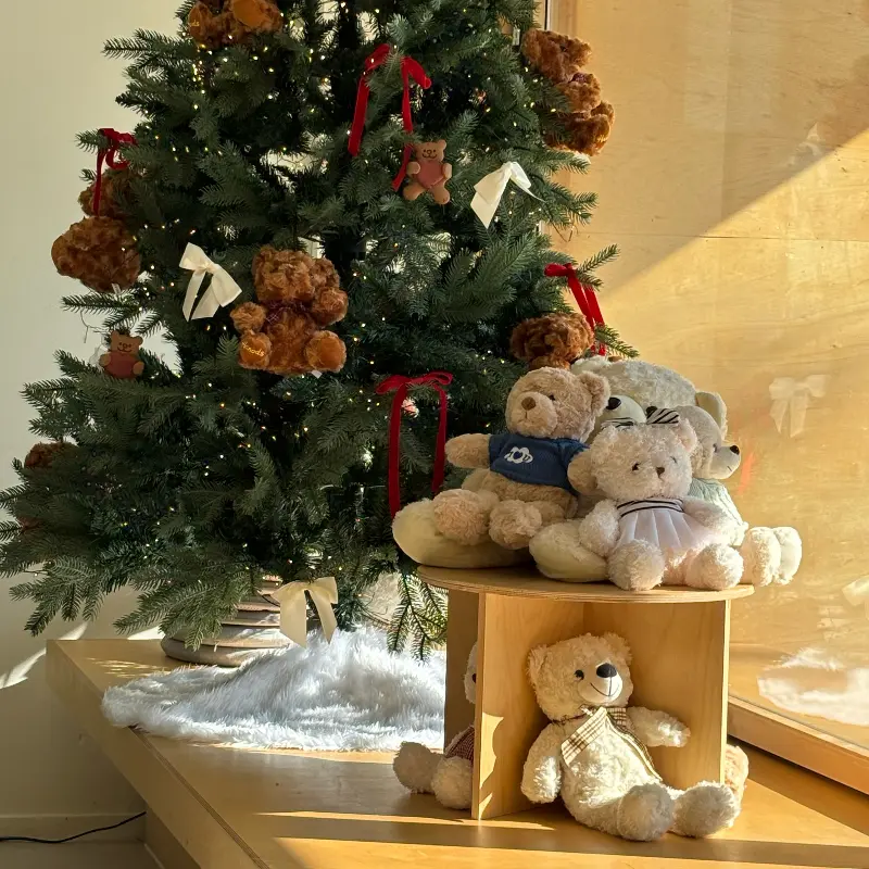 크리스마스 트리와 곰인형으로 꾸며진 포토존