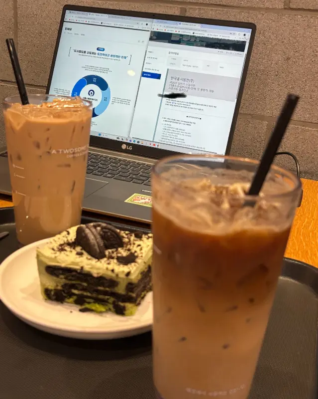 노트북과 함께 즐기는 커피와 디저트