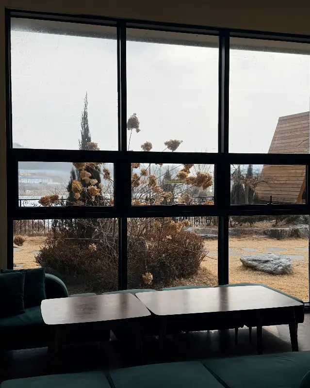 통창으로 보이는 서동저수지 뷰