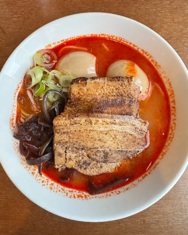 푸짐한 차슈와 반숙란이 들어간 매운 돈코츠 라멘