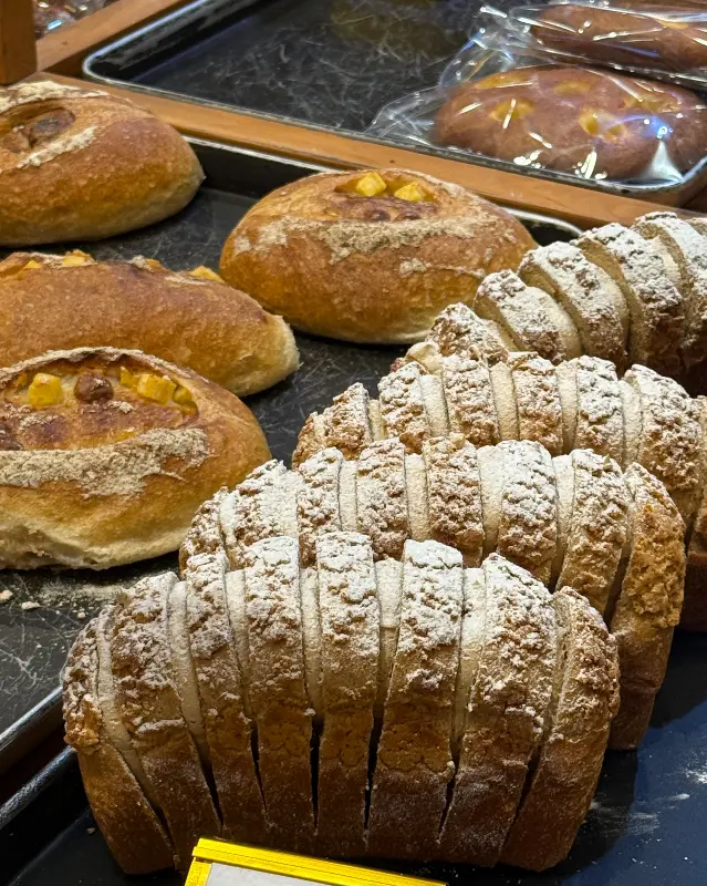 진열된 빵들의 모습