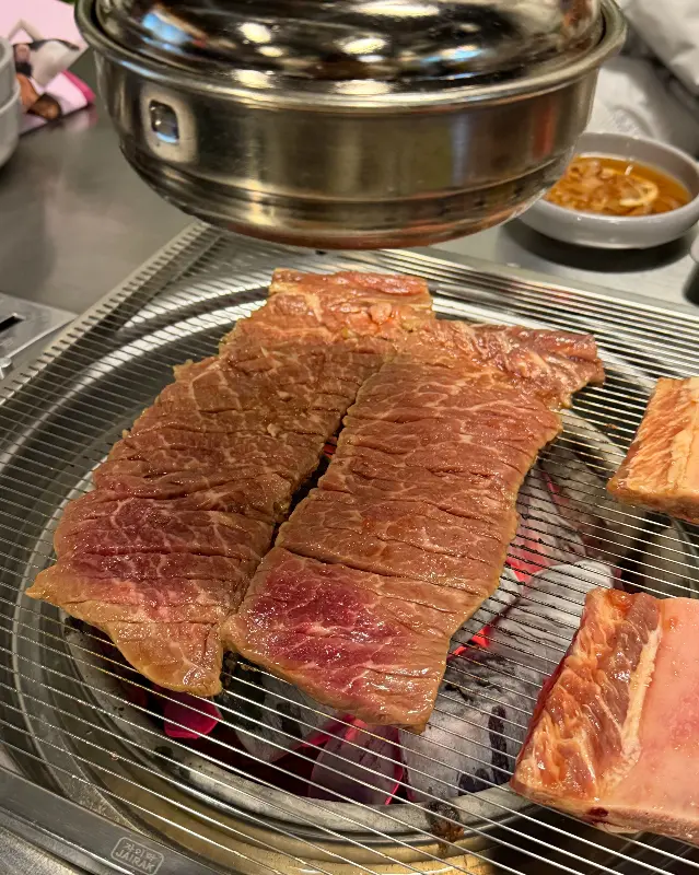 숯불 위에서 맛있게 익어가는 우레 생갈비