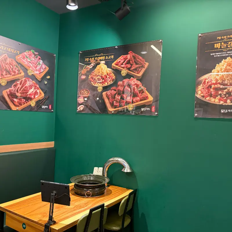 깔끔한 인테리어와 메뉴 사진이 걸린 벽면