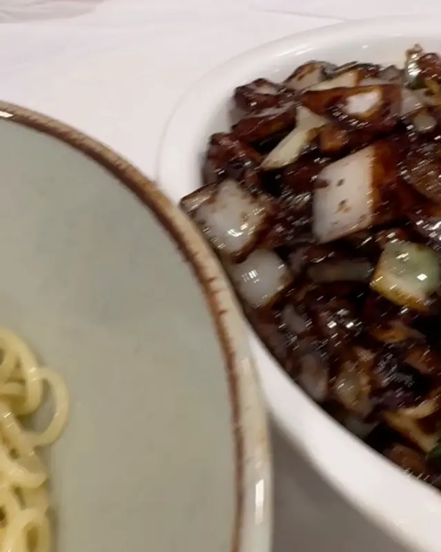 윤기 자르르 흐르는 짜장 소스