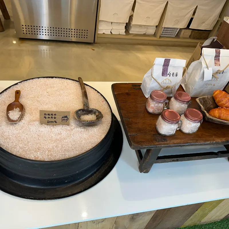 히말라야 핑크 소금을 판매하는 모습