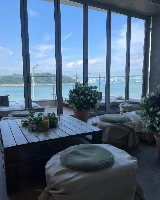 탁 트인 바다를 바라보며 즐기는 디저트 타임