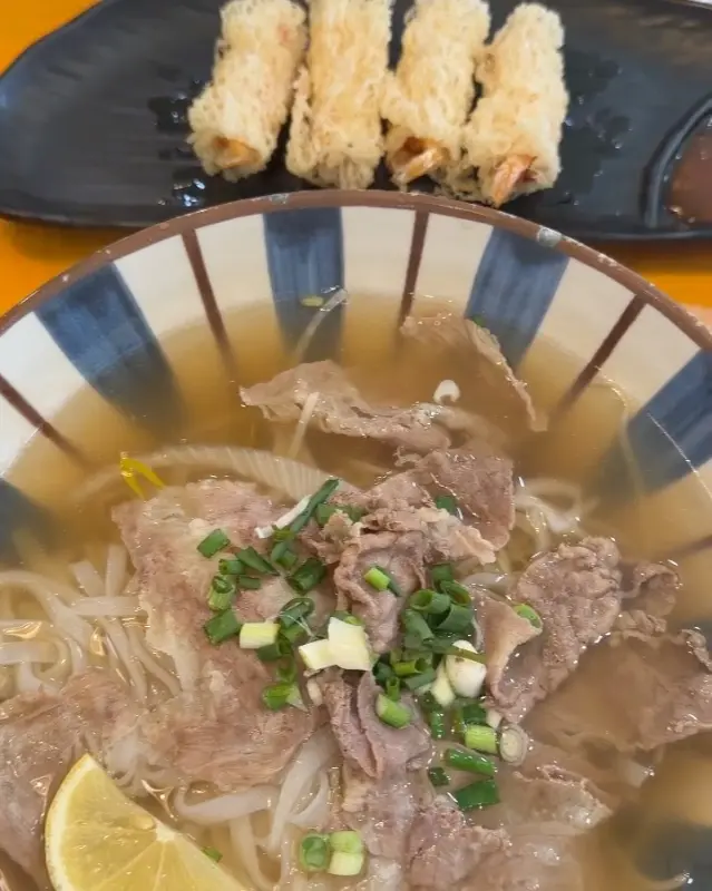 짜조. 겉은 바삭하고 속은 촉촉한 튀김으로, 스위트 칠리소스와 잘 어울린다.