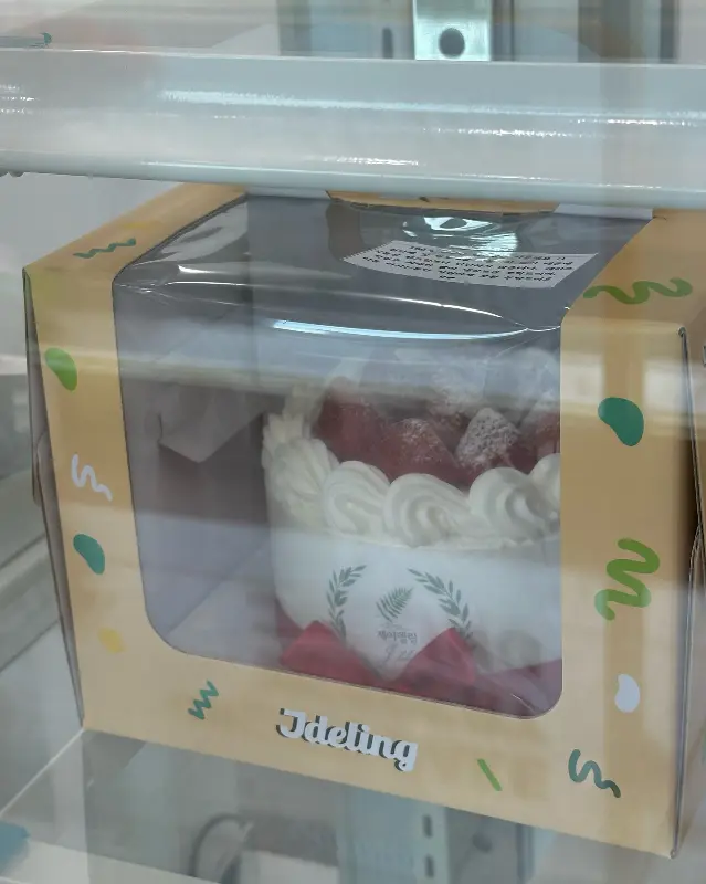 오렌지가 올라간 하트 모양 케이크