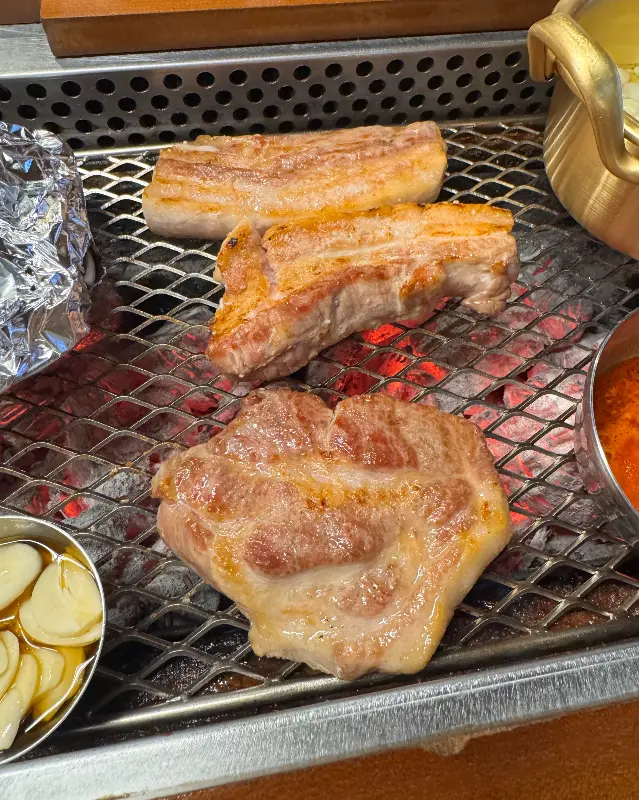 숯불 위에서 익어가는 흑돼지 삼겹살