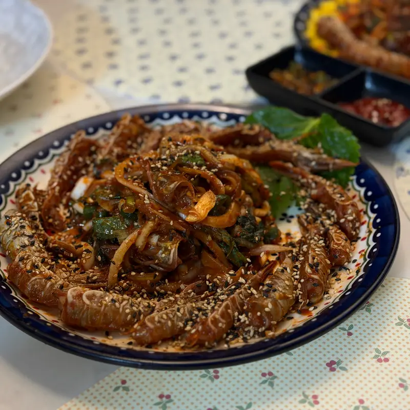 윤기가 자르르 흐르는 보리새우무침