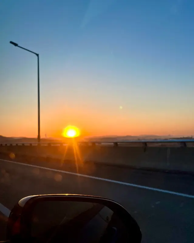 포장 후 석양 아래 드라이브