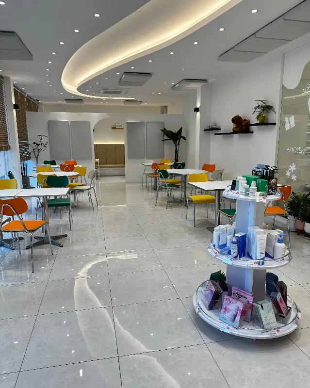 넓고 깨끗한 카페 내부