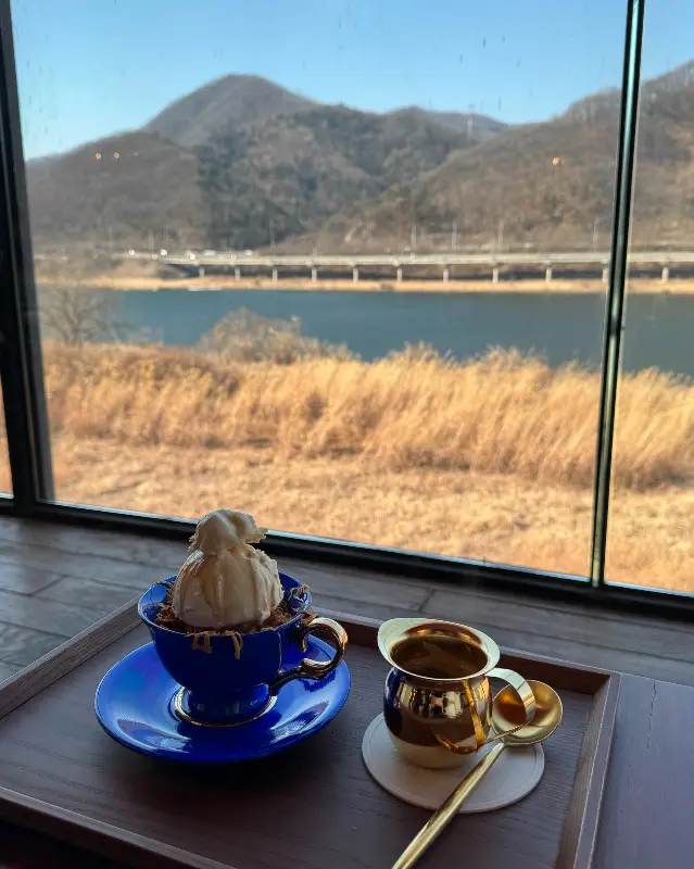 통창으로 보이는 북한강 뷰