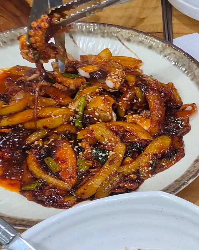 집게로 낙지를 들어올리는 모습