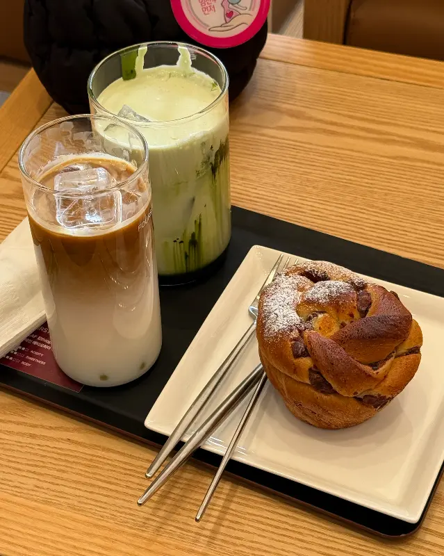 포스톤즈 라떼와 브륄레 치즈케이크