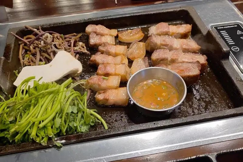 불판 위에 올려진 제주 근고기