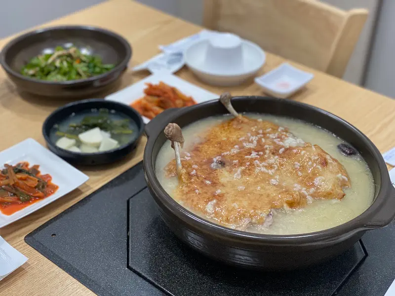 보글보글 끓는 누룽지 삼계탕