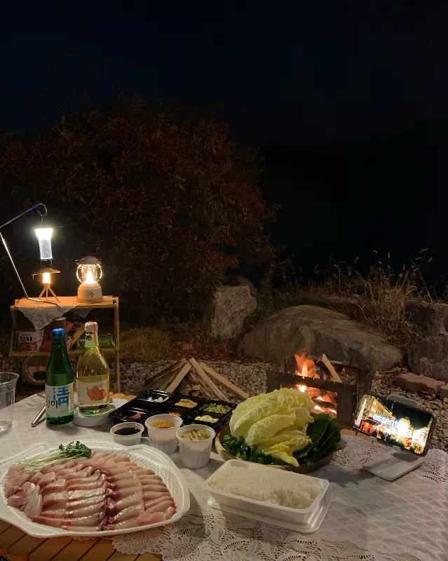 캠핑 테이블 가득 채운 방어회