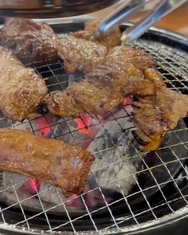 숯불 위에서 구워지는 돼지갈비