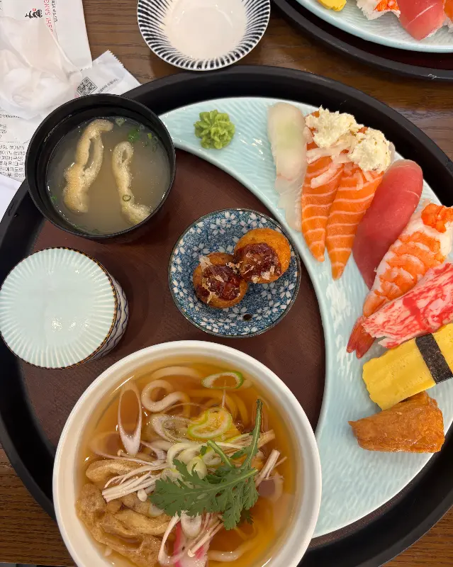 정갈한 플레이팅이 돋보이는 초밥 세트