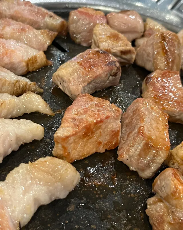 숯불 위에서 맛있게 익어가는 흑돼지