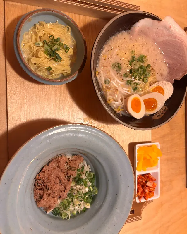 정갈하게 차려진 돈코츠 라멘 정식