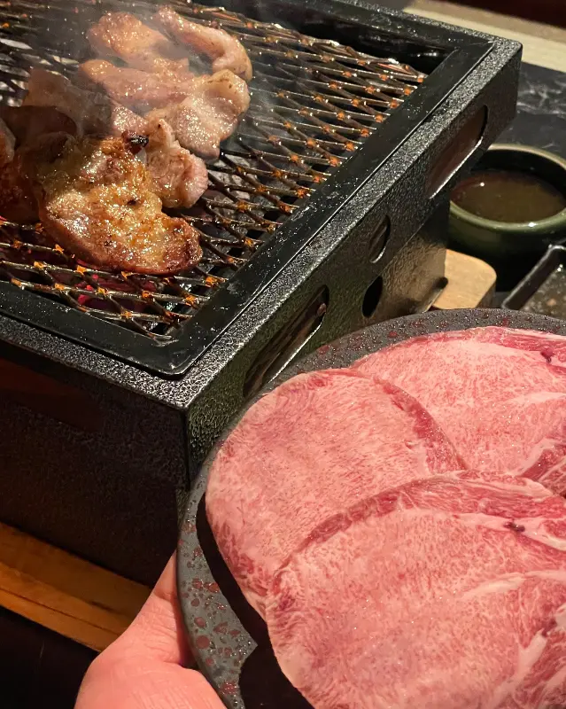 숯불 위에서 구워지는 소고기