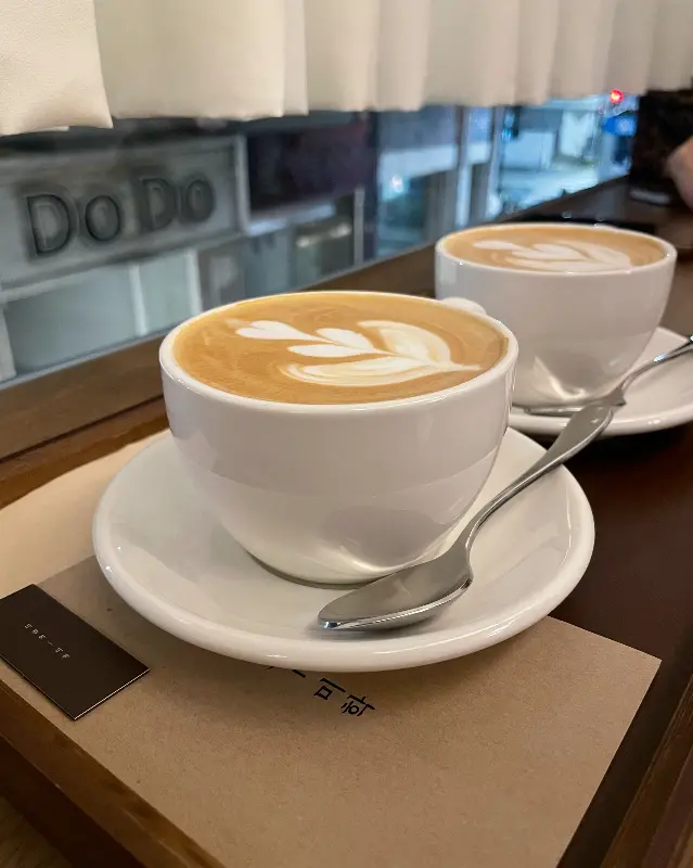 라떼 아트가 돋보이는 커피