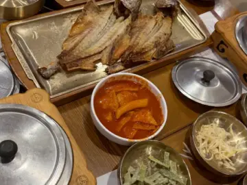 화덕에서 깨어난 생선 맛의 정수, 청라에서 만나는 괭이부리마을 맛집