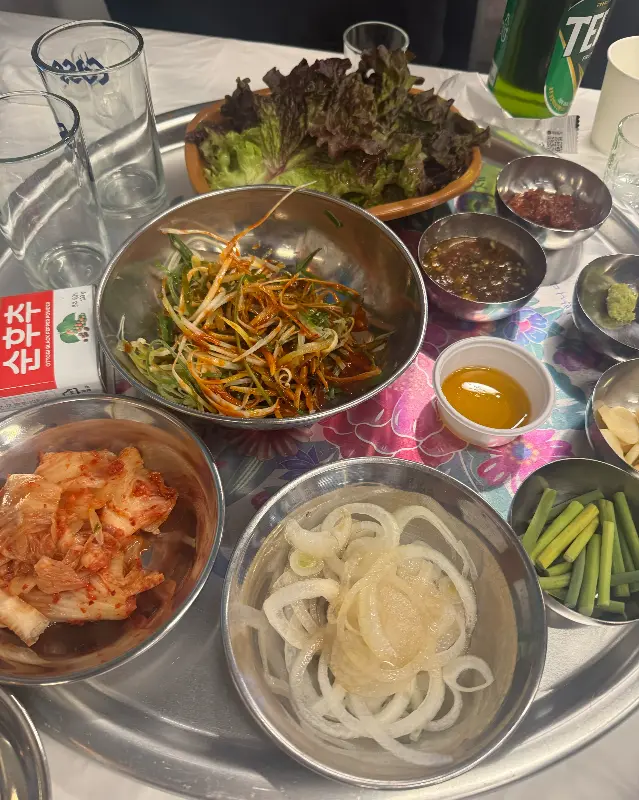 다양한 밑반찬이 담긴 쟁반