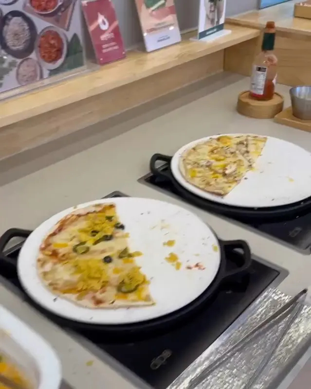 샐러드바에 놓인 피자